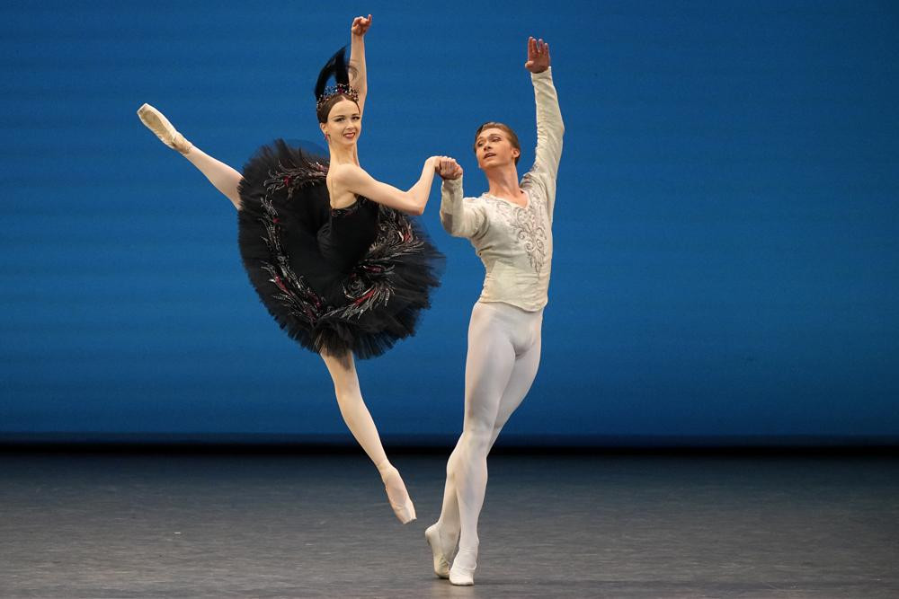 Nghệ sĩ Maria Iliushkina và Nikita Korneev của Nga biểu diễn trong Cuộc thi Ballet Quốc tế lần thứ 14 ở Moscow, Nga. Ảnh: AP.