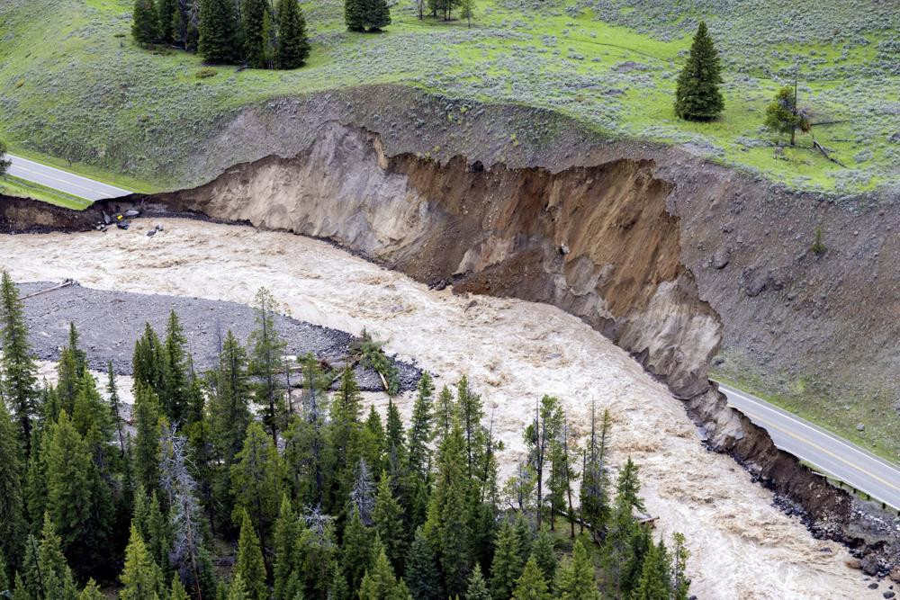 Đường vào phía Bắc Công viên Quốc gia Yellowstone ở Gardiner bị ngập lụt. Ảnh: AP.