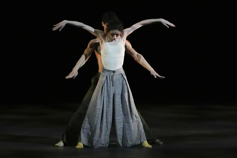 Nghệ sĩ Liriy Wakabayashi của Nhật Bản (phía trước), và Kubanych Shamakeev của Kyrgyzstan biểu diễn trong Cuộc thi Ballet Quốc tế lần thứ 14. Ảnh: AP.