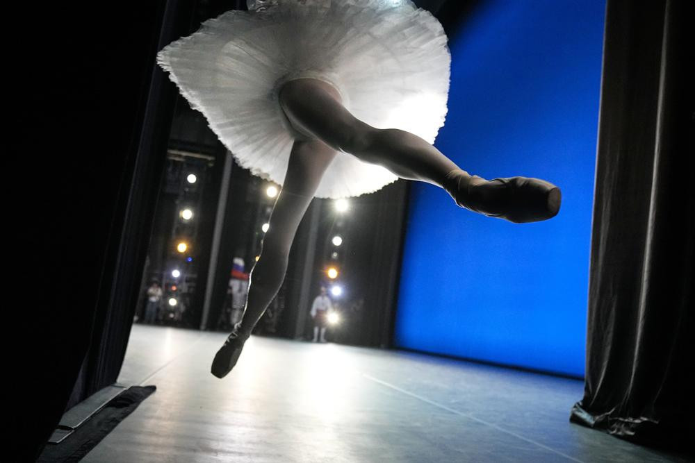 Một nghệ sĩ tham gia Cuộc thi Ballet Quốc tế lần thứ 14 khởi động trong hậu trường tại Sân khấu Mới của Nhà hát Bolshoi ở Moscow, Nga. Ảnh: AP.
