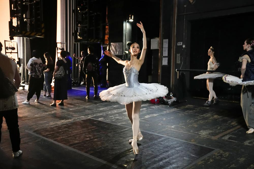 Một nghệ sĩ tham dự Cuộc thi Ballet Quốc tế khởi động tại hậu trường Sân khấu mới của Nhà hát Bolshoi. Ảnh: AP.