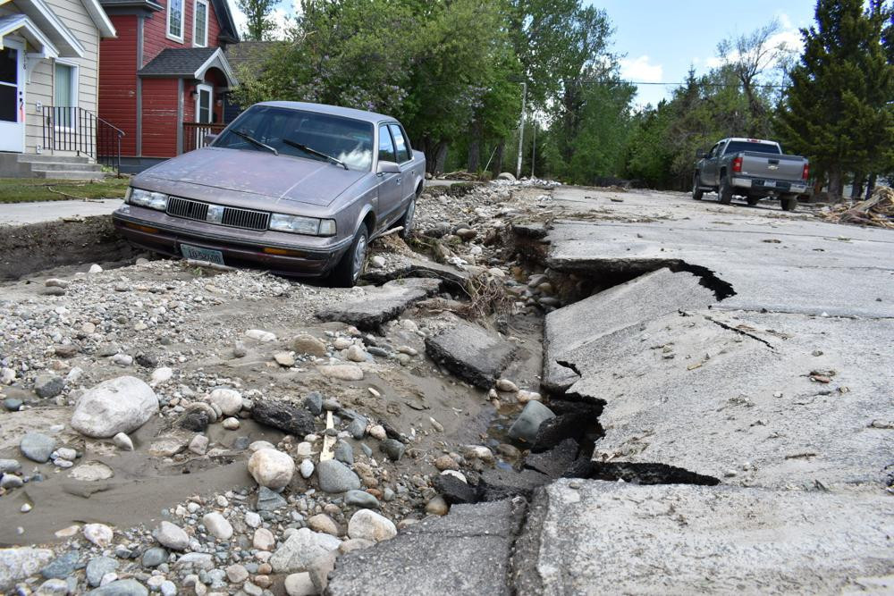 Thiệt hại do lũ lụt dọc theo một con phố ở Red Lodge, Montana. Ảnh: AP.