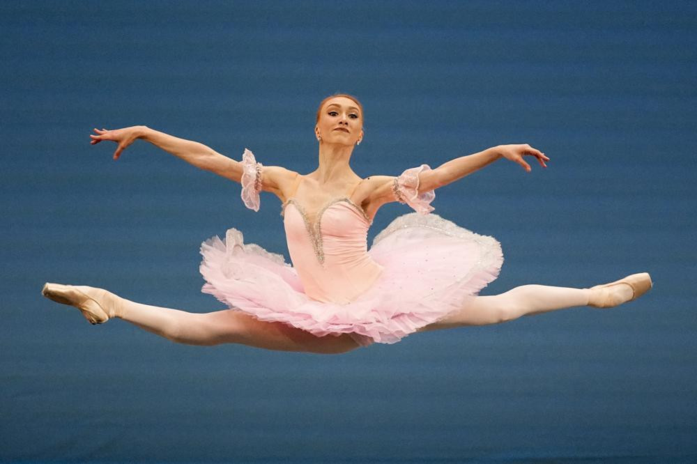 Nghệ sĩ Anastasia Smirnova của Nga biểu diễn trong Cuộc thi Ballet Quốc tế. Ảnh: AP.