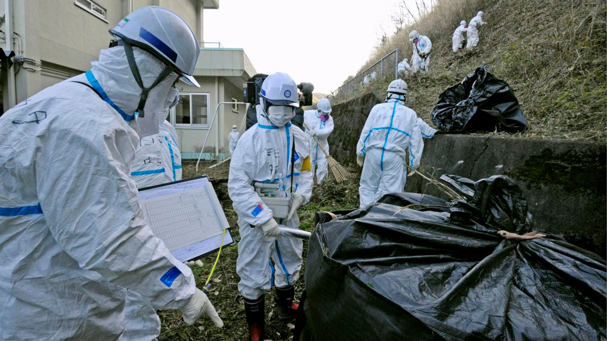 Công việc khử phóng xạ gần một trường tiểu học ở làng Katsurao, gần nhà máy điện hạt nhân Fukushima Dai-ichi. Ảnh: CNN.
