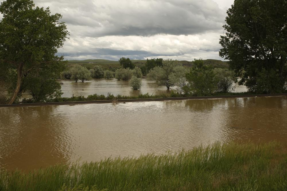 Nước lũ làm ngập tài sản dọc theo sông Clarks Fork Yellowstone ở giữa Edgar và Fromberg, Mont. Ảnh: AP.