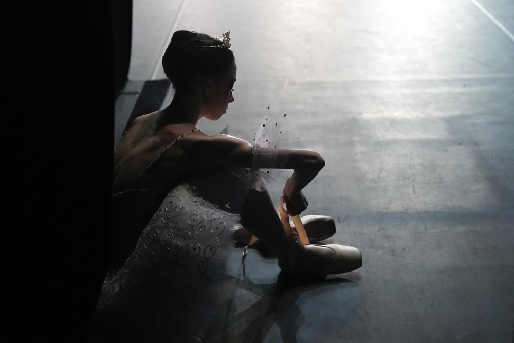 Một nghệ sĩ tham gia Cuộc thi Ballet Quốc tế đã sẵn sàng ở hậu trường trước khi biểu diễn tại Sân khấu mới của Nhà hát Bolshoi. Ảnh: AP.