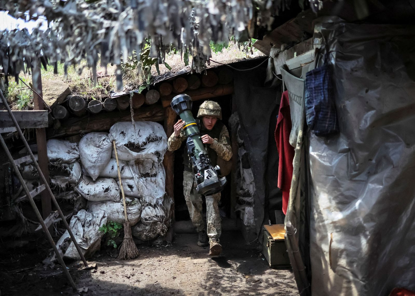 Quân nhân Ukraine cầm vũ khí chống tăng hạng nhẹ tại một vị trí trên tuyến đầu gần Bakhmut thuộc vùng Donbass. Ảnh: Reuters.