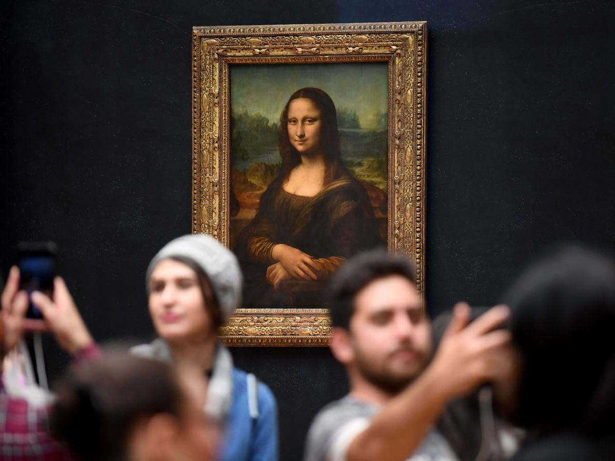 Bức tranh ‘Mona Lisa’ được treo trong bảo tàng Louvre, Pháp. Ảnh: Bloomberg.