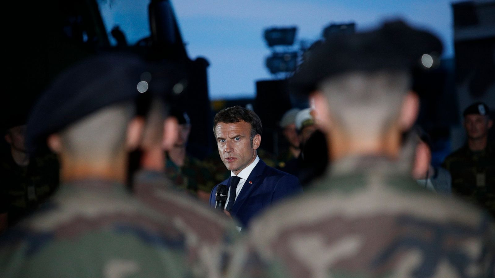 Tổng thống Pháp Emmanuel Macron trong chuyến thăm tới Romania. Ảnh: AP.