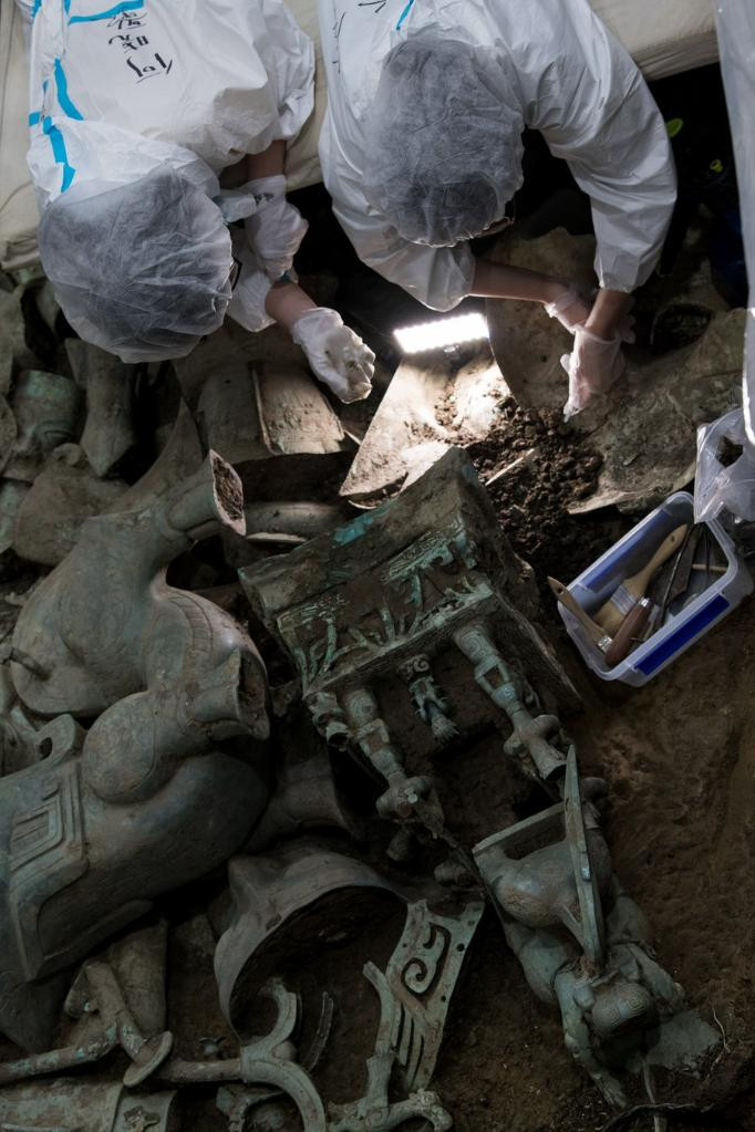 Những nhà khảo cổ khai quật tại Tam Tinh Đôi. Ảnh: CNN.