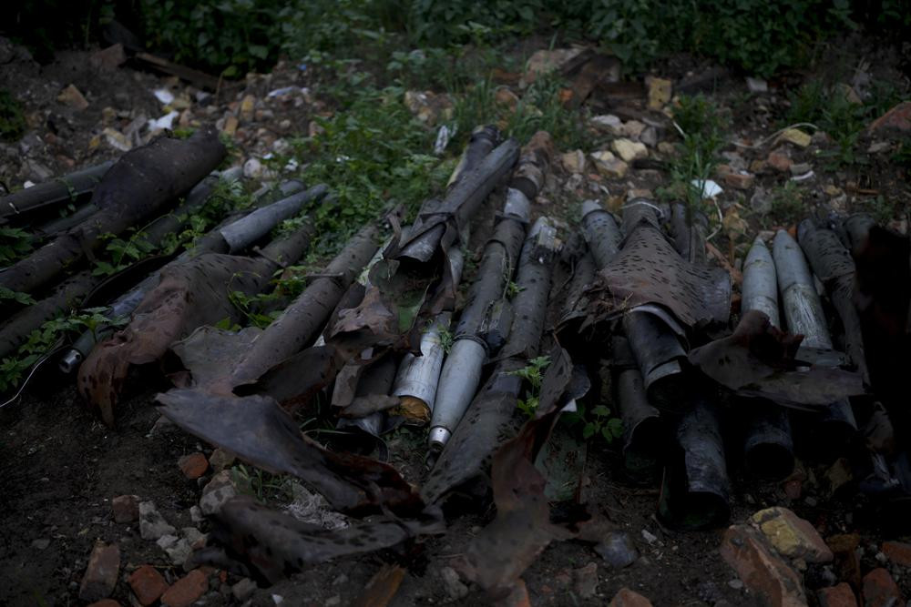 Đạn chưa nổ và các loại vũ khí khác nằm bên cạnh một con đường gần Makariv, ngoại ô Kiev, Ukraine. Ảnh: AP.