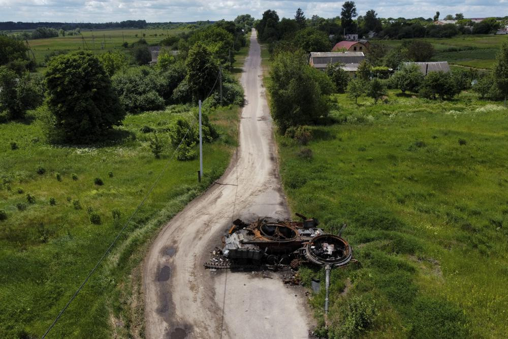 Một chiếc xe tăng đổ nát trên một con đường ở Lypivka, ngoại ô Kiev, Ukraine. Ảnh: AP.