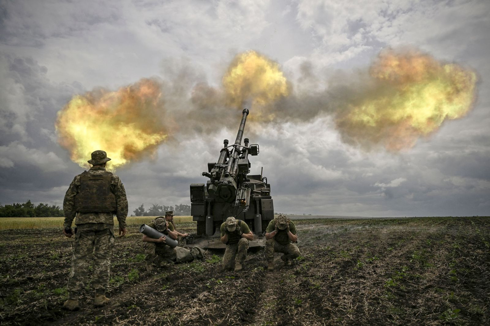 Quân nhân Ukraine khai hỏa một lựu pháo tự hành 155mm CAESAR của Pháp về phía Donbass. Ảnh: CNN.