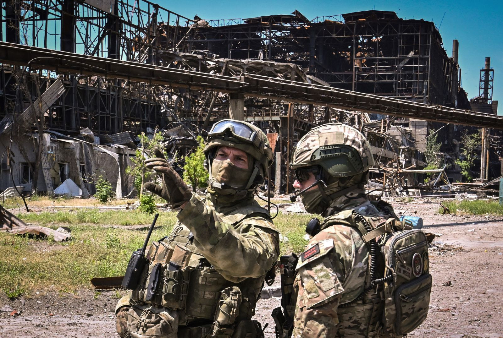 Quân nhân Nga bảo vệ một khu vực của nhà máy thép Azovstal ở Mariupol, Ukraine. Ảnh: CNN.
