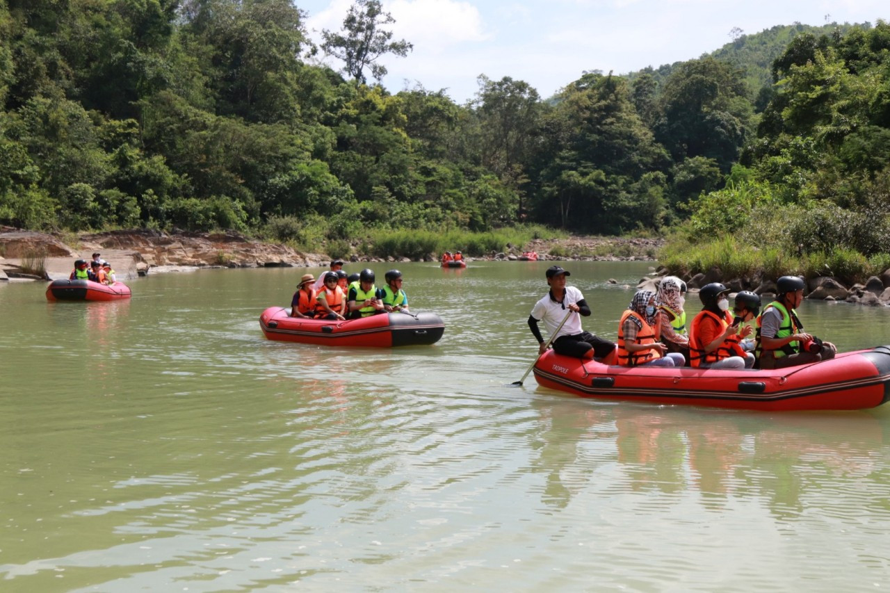 Đoàn công tác chèo thuyền kayak khám phá vượt thác, ghềnh trên sông Sêrêpốk.