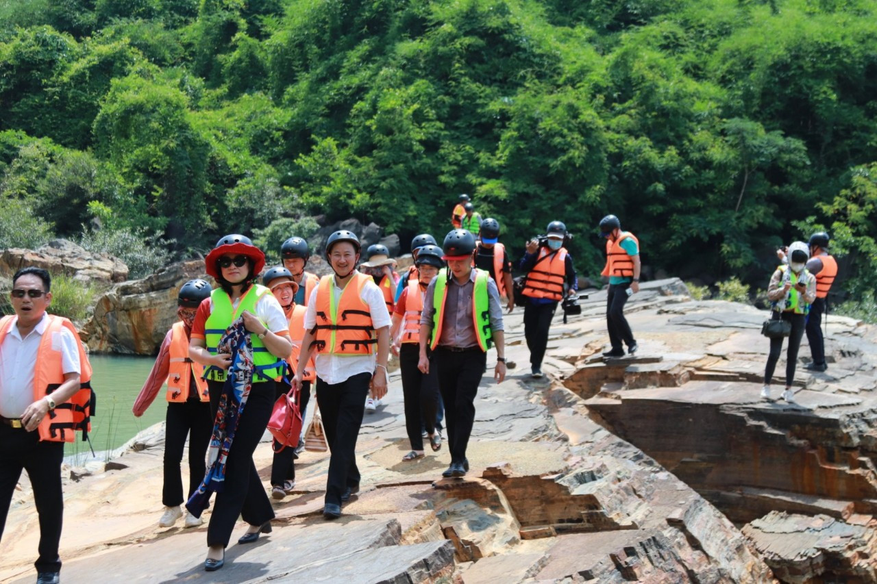 Đoàn đã khảo sát tuyến du lịch đi xe địa hình băng rừng, vượt núi từ thác Dray Nur đến thác Gia Long men theo dòng sông Sêrêpốk hùng vĩ.