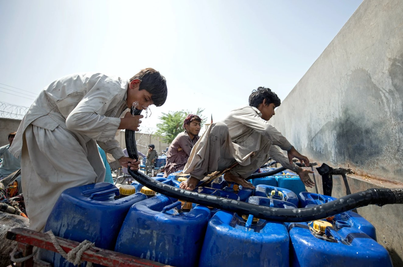 Người dân uống nước trực tiếp từ trạm nước ở nhà ga tại Jacobabad. Ảnh: VICE.