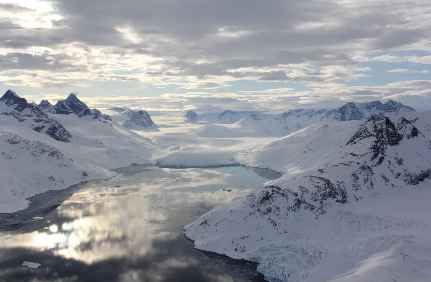 Một vịnh hẹp ở phía Đông Nam Greenland được lấp đầy bằng nước tháng 4/2016. Ảnh: CNN.