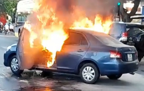 Chiếc ô tô con bốc cháy dữ dội sau khi xảy ra va chạm với xe ô tô tải (Ảnh: NDCC).