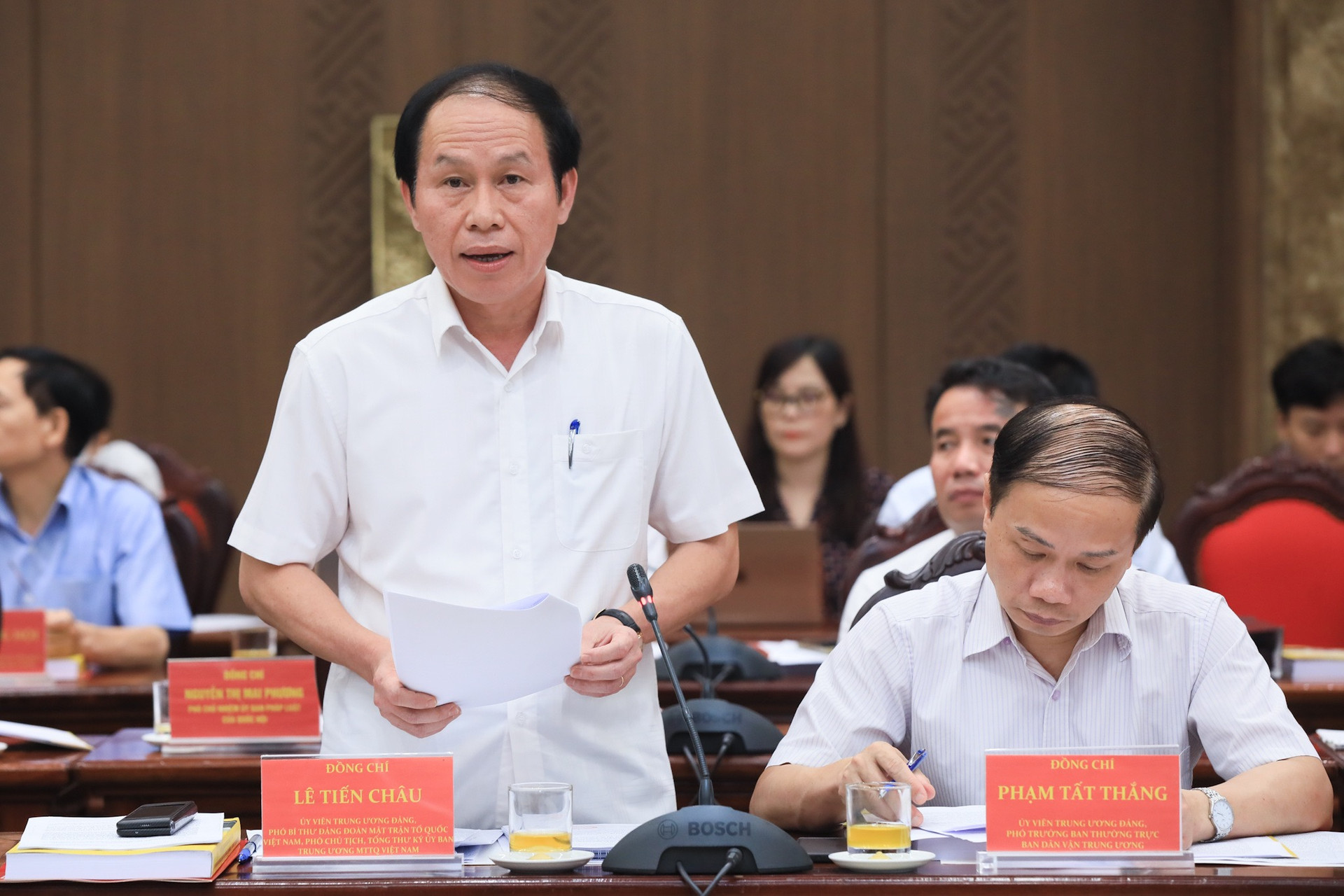 Ông Lê Tiến Châu, Phó Chủ tịch - Tổng Thư ký UBTƯ MTTQ Việt Nam Lê Tiến Châu phát biểu tại hội thảo.  