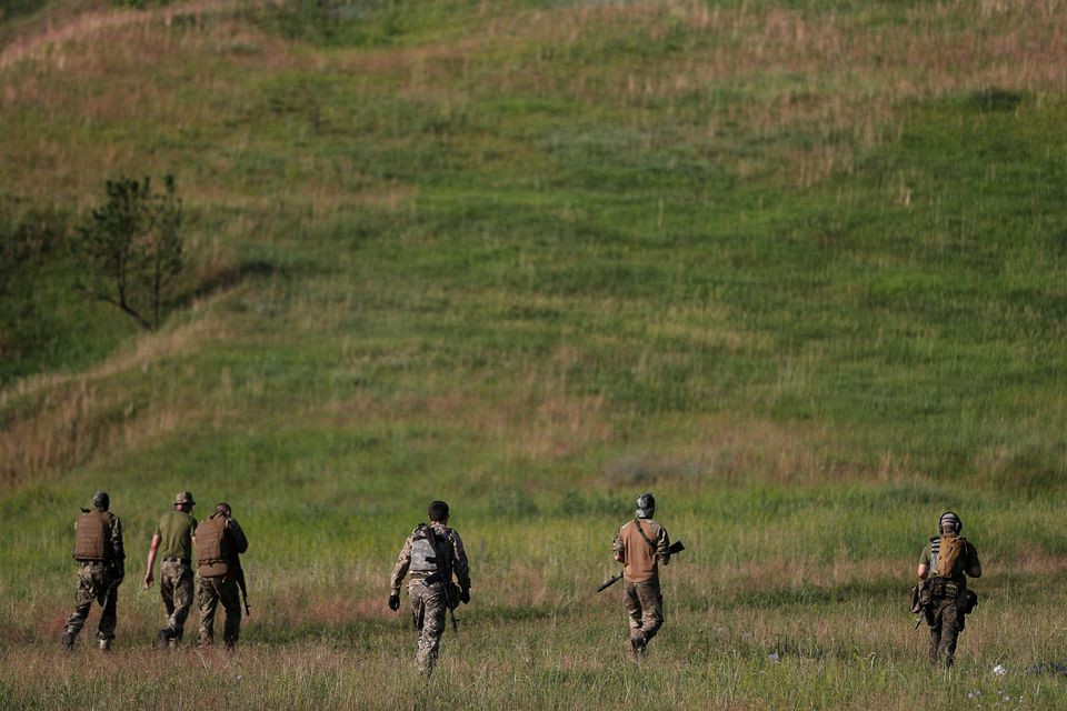 Quân nhân Ukraine thuộc Lực lượng Phòng vệ Lãnh thổ tham gia một cuộc tập trận ở ngoại ô Kharkiv. Ảnh: Reuters.