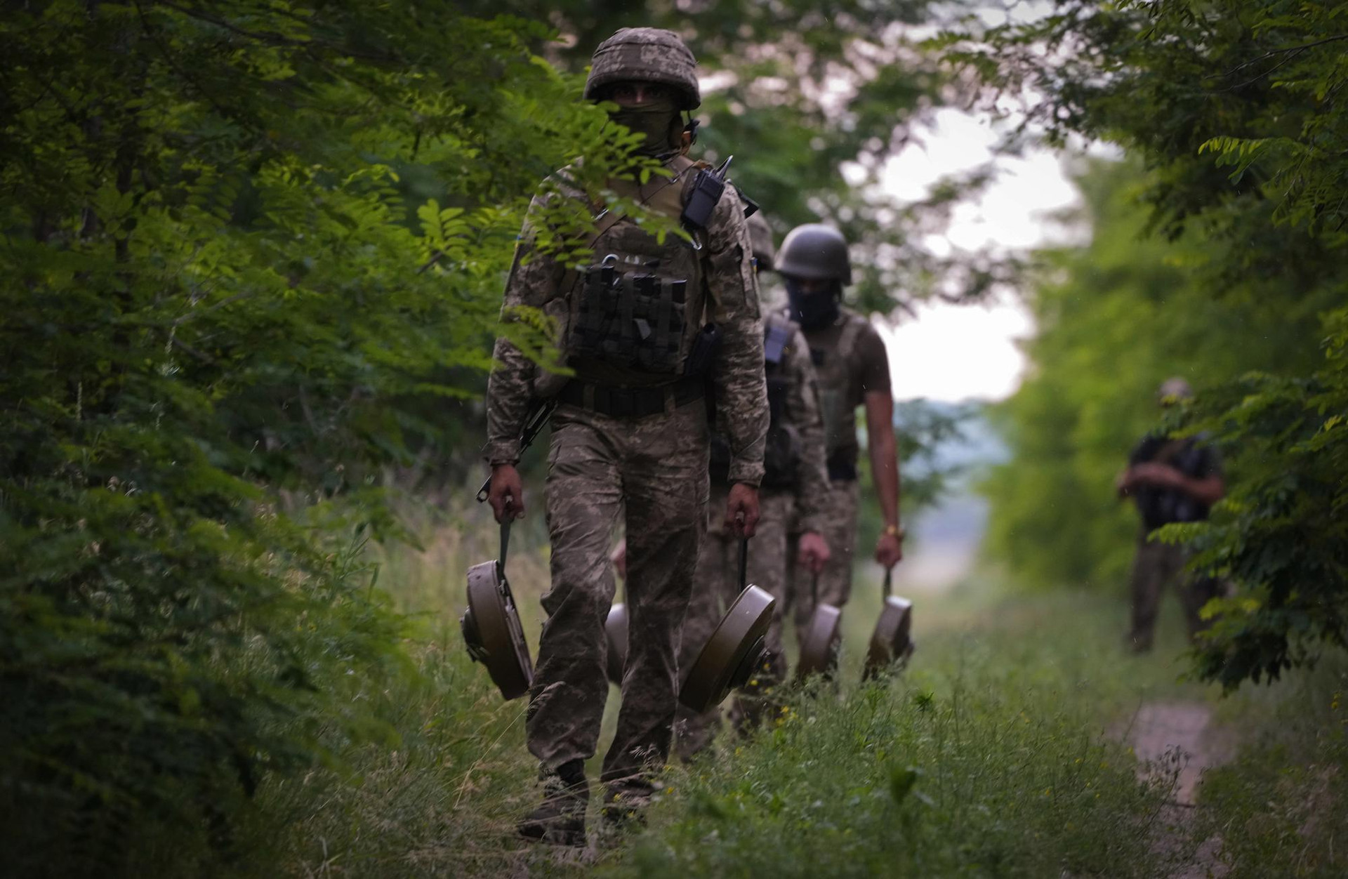 Một đơn vị hoạt động đặc biệt của Ukraine mang mìn chống tăng chôn trên đường rừng ở vùng Donetsk, Ukraine. Ảnh: AP.