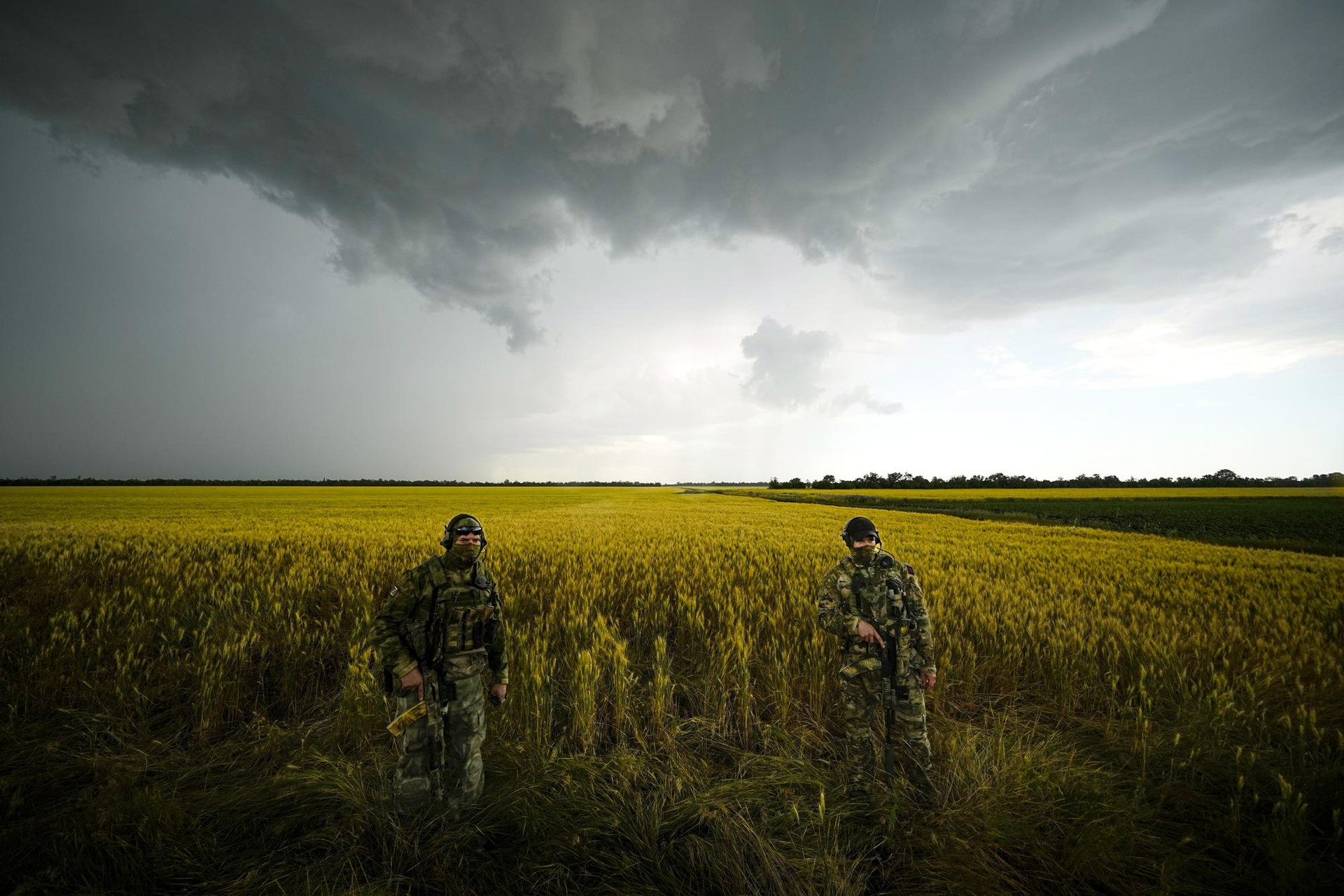Các binh sĩ Nga canh gác một khu vực cạnh cánh đồng lúa mì tại khu vực Zaporizhzhia, trong một khu vực thuộc quyền kiểm soát của quân đội Nga. Ảnh: AP. 