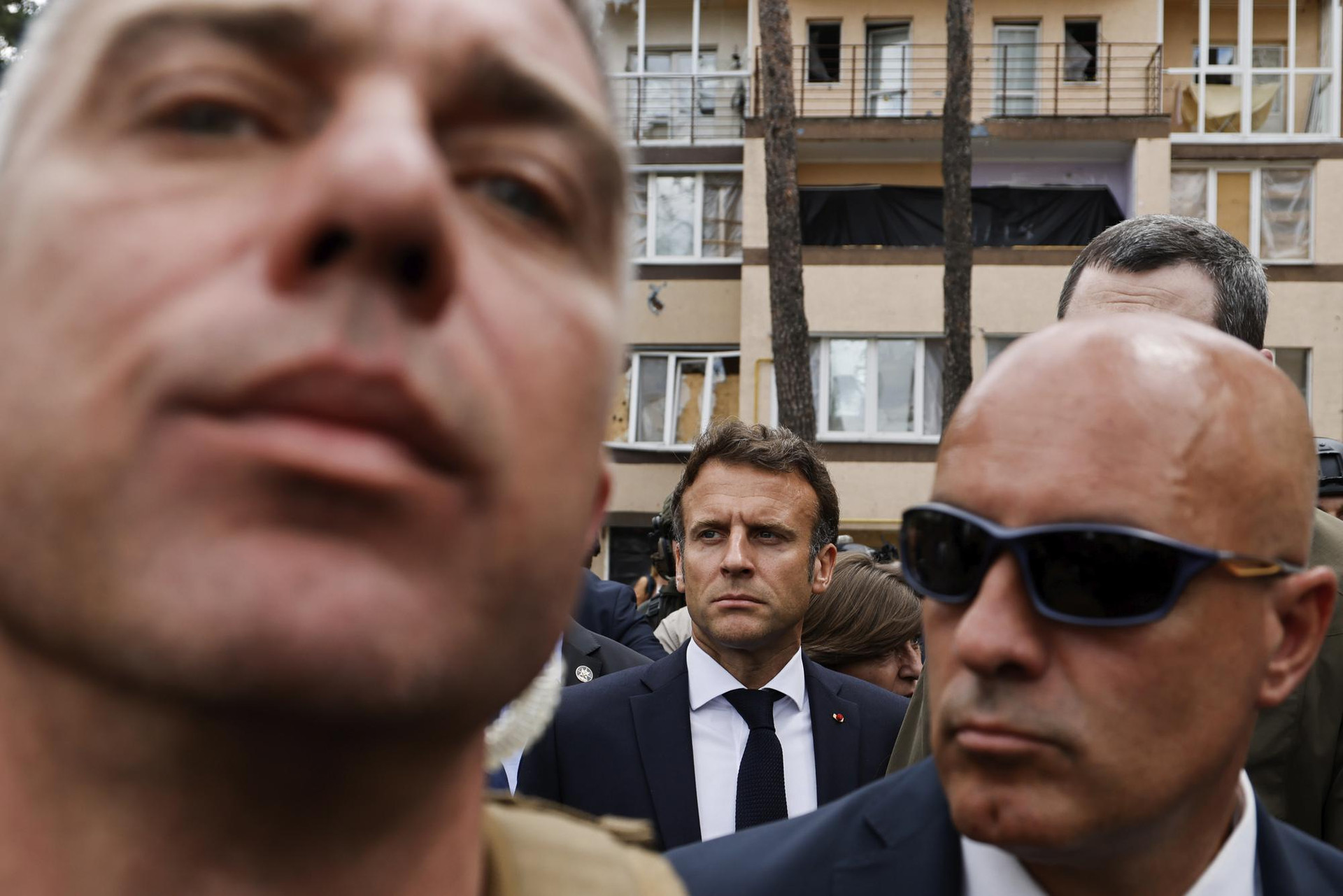 Tổng thống Pháp Emmanuel Macron thăm Irpin, ngoại ô thủ đô Kiev ngày 16/6. Ảnh: AP.