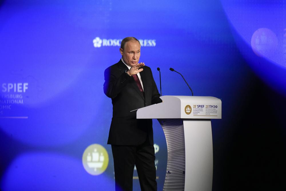 Tổng thống Nga Vladimir Putin tại Diễn đàn Kinh tế Quốc tế St. Petersburg. Ảnh: AP.