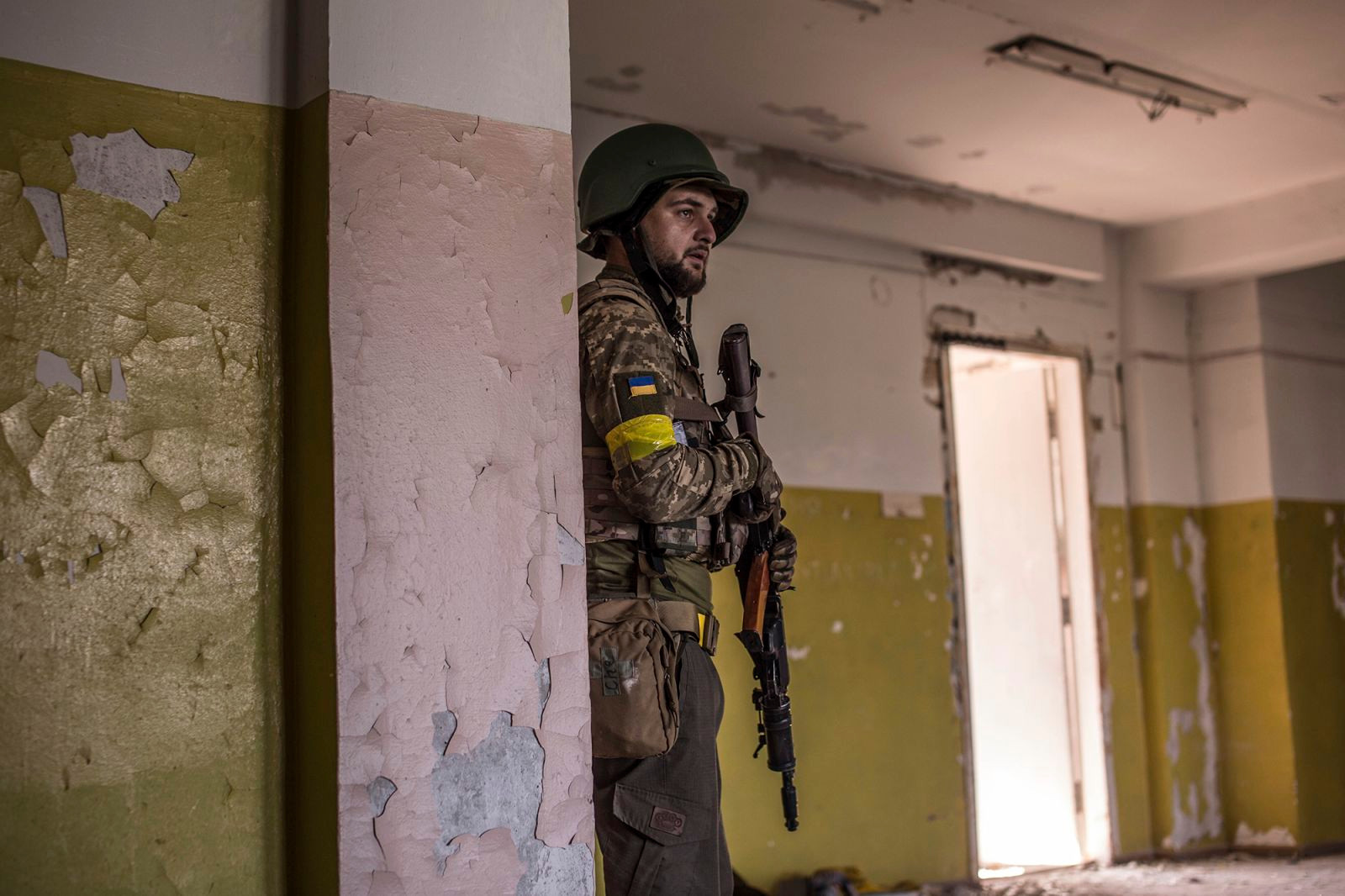 Binh sĩ Ukraine ẩn nấp tại tiền tuyến Severodonetsk, Ukraine. Ảnh: CNN.