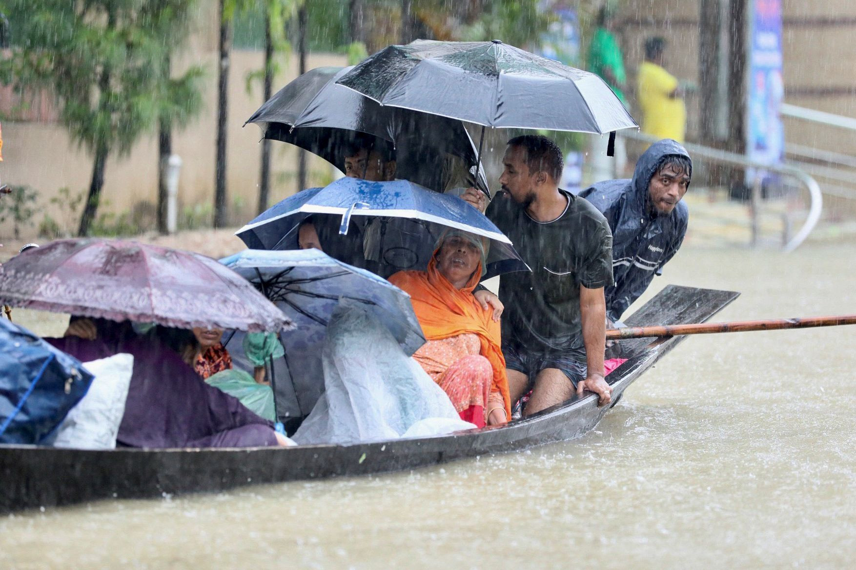 Mọi người lên thuyền tìm nơi trú ẩn trong trận lũ lụt ở Sylhet, Bangladesh. Ảnh: Reuters.