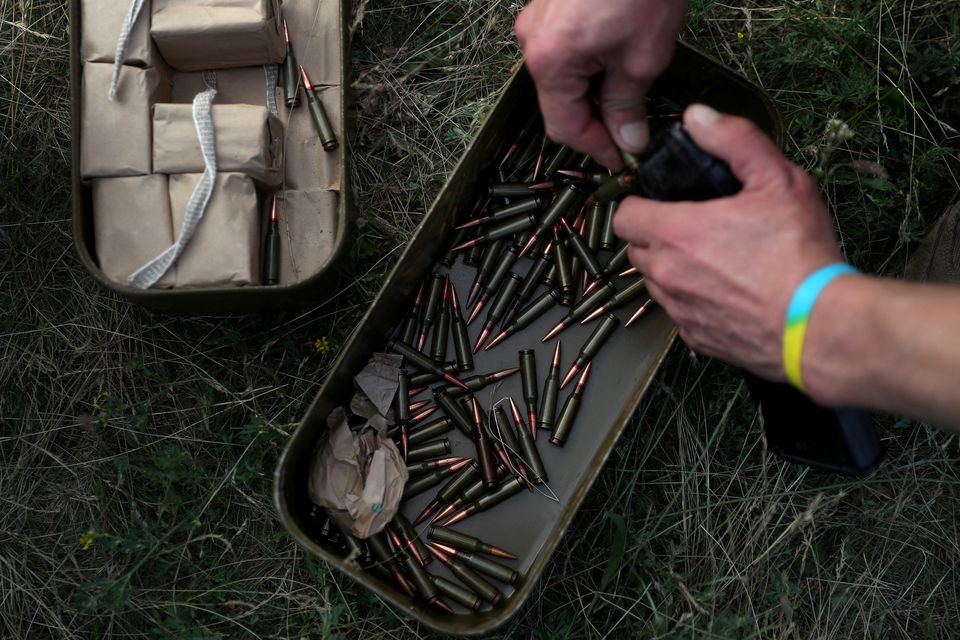 Một quân nhân Ukraine thuộc Lực lượng Phòng vệ Lãnh thổ nạp đạn trong một cuộc tập trận ở ngoại ô Kharkiv. Ảnh: Reuters.