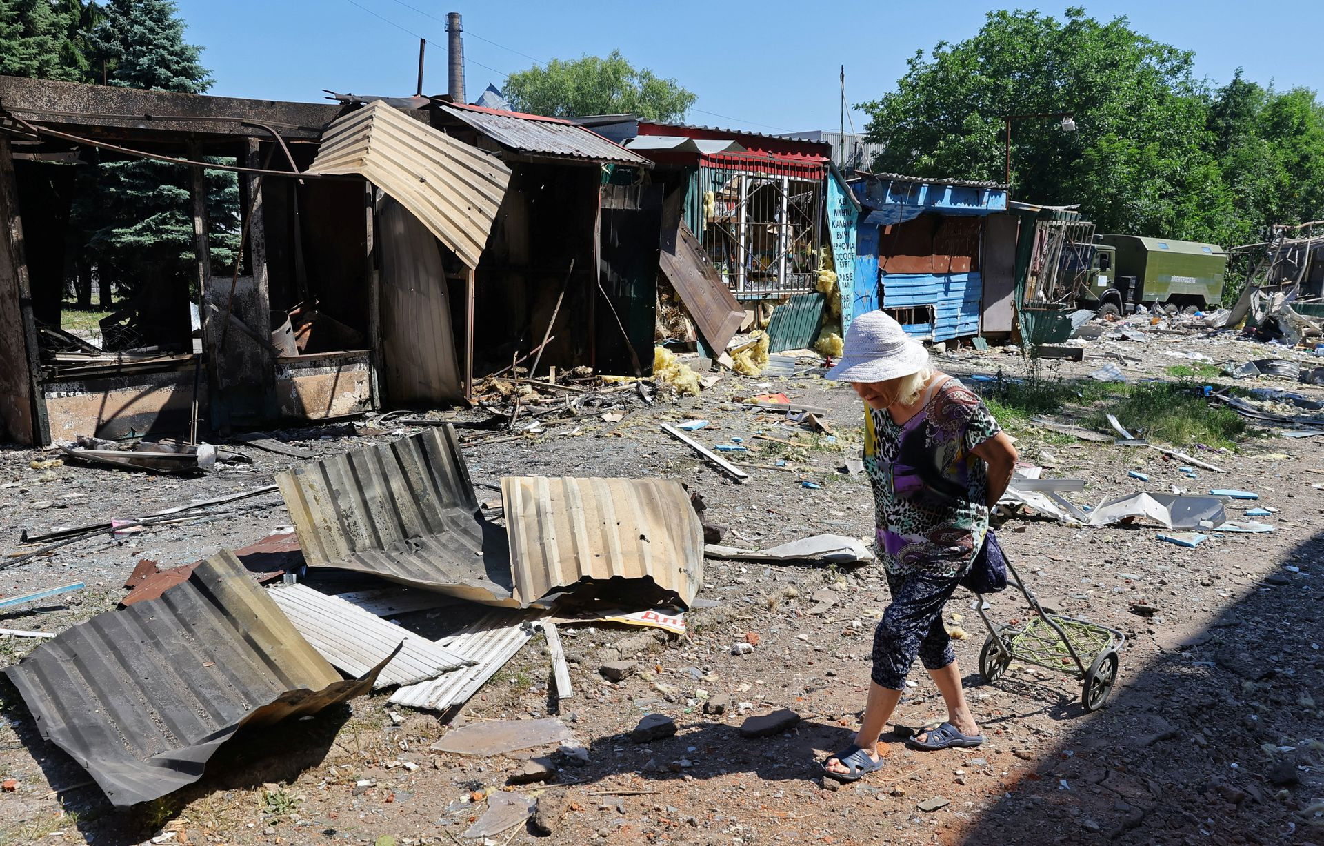 Những ngôi nhà bị phá hủy tại một khu chợ địa phương ở Donetsk. Ảnh: Reuters.