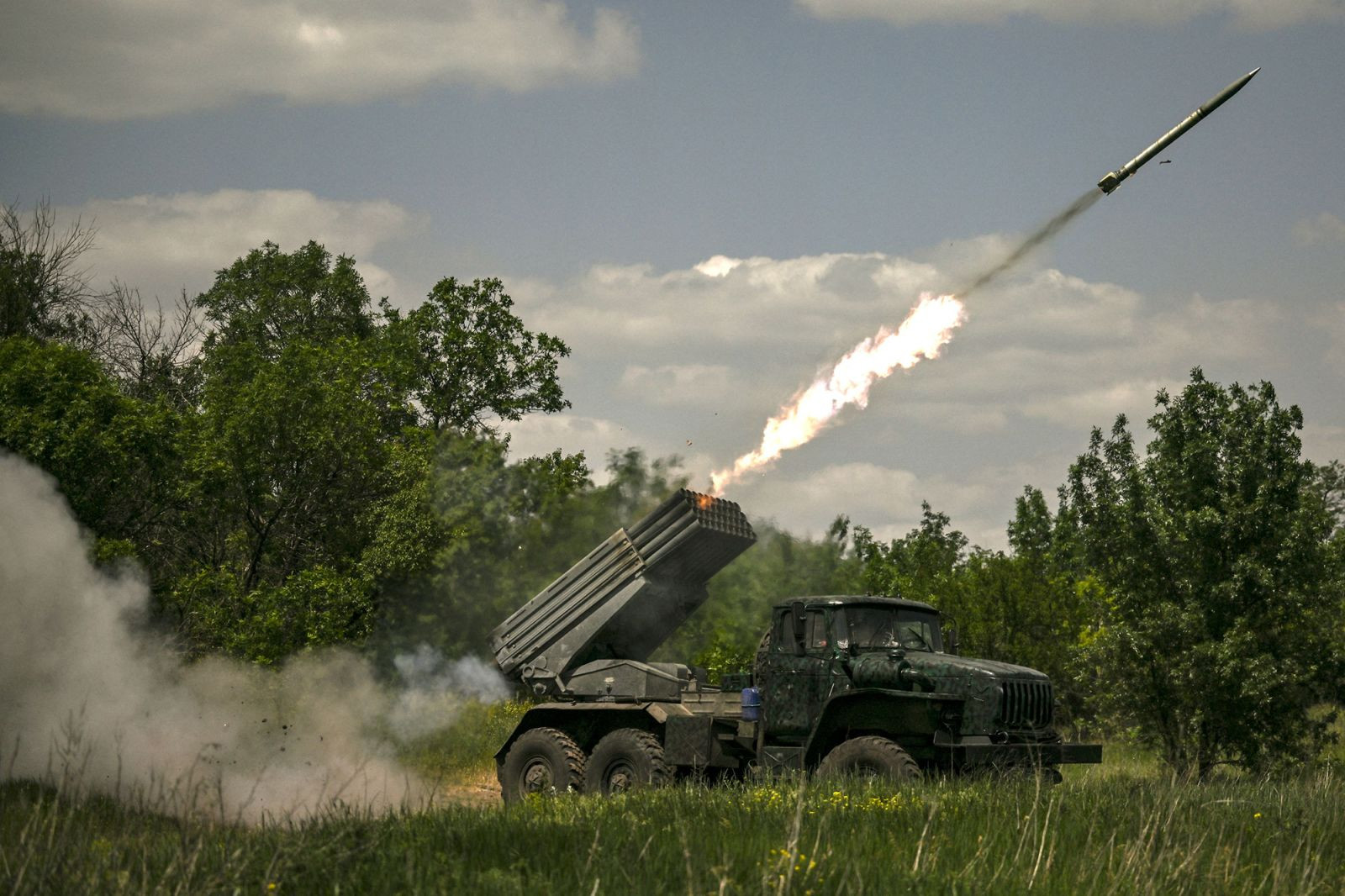 Quân đội Ukraine bắn tên lửa đất mặt đất về phía các vị trí của Nga tại chiến tuyến ở khu vực Donbass. Ảnh: CNN.