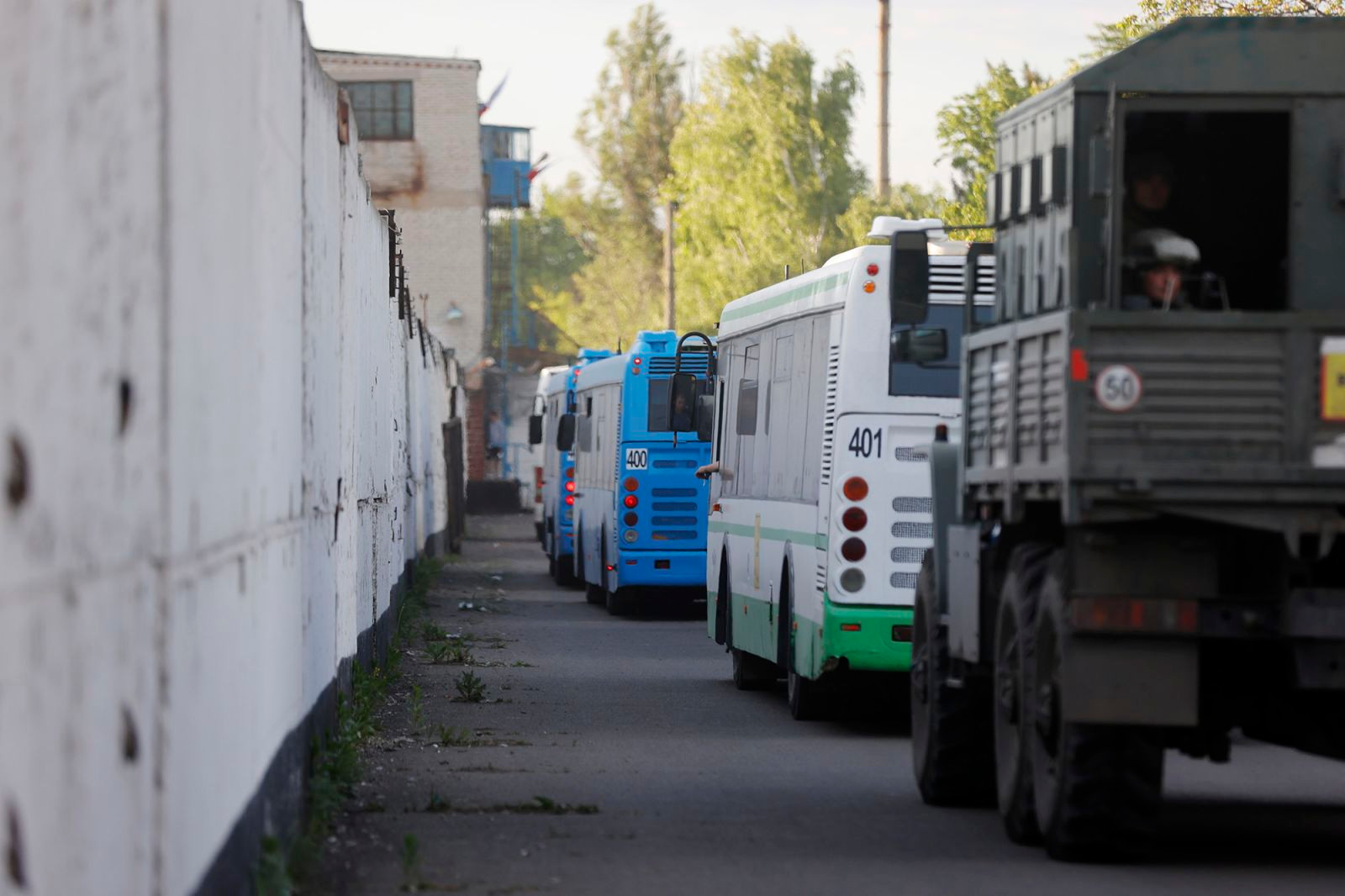 Các chuyến xe buýt chở quân nhân Ukraine sơ tán khỏi nhà máy thép Azovstal, nơi chốt giữ cuối cùng ở Mariupol. Ảnh: CNN.