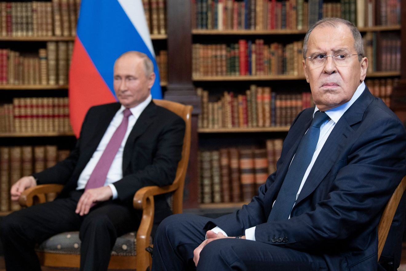 Ngoại trưởng Nga Sergey Lavrov, phía sau là Tổng thống Nga Vladimir Putin. Ảnh: CNN.