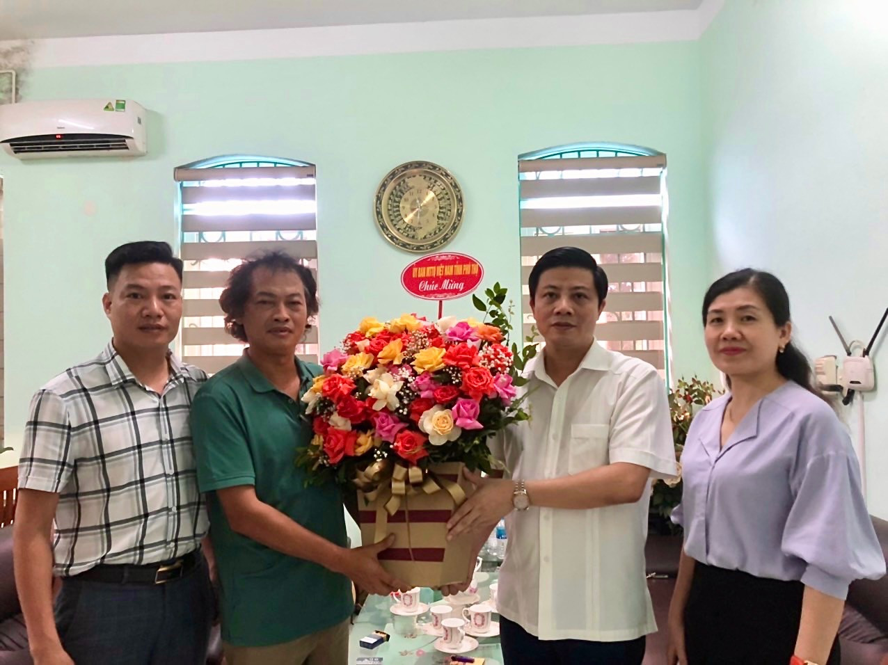 Đồng chí Lương Ngọc Thạch, Phó Chủ tịch UB MTTQ tỉnh Phú Thọ thăm và chúc mừng Văn phòng phóng viên thường trú báo Đại Đoàn Kết tại Khu vực Tây Bắc