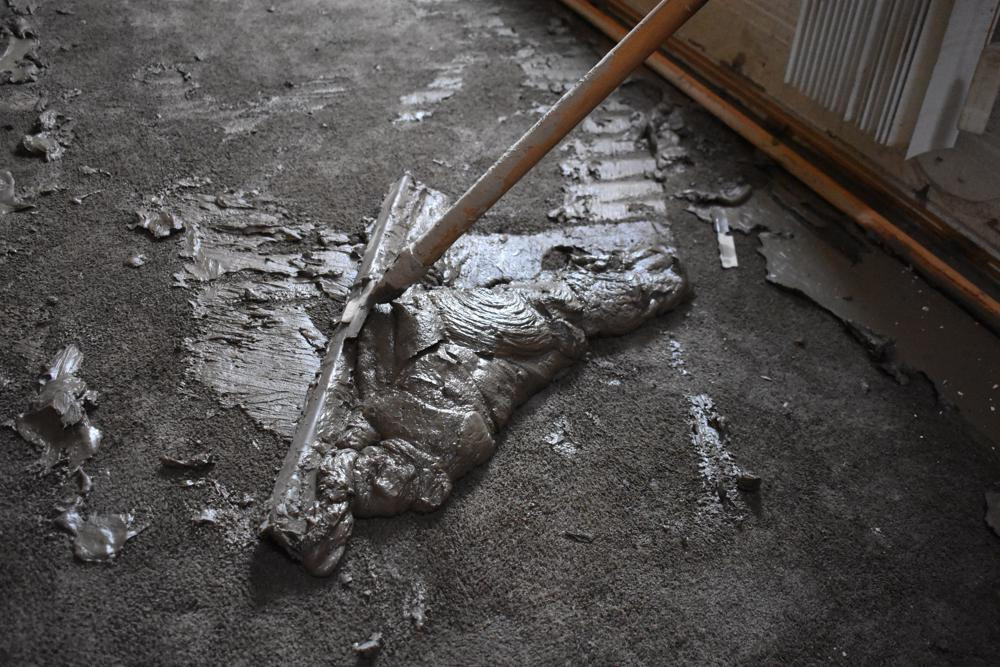 Bùn được quét từ sàn của một ngôi nhà ngập nước ở Fromberg, Mont. Ảnh: AP.