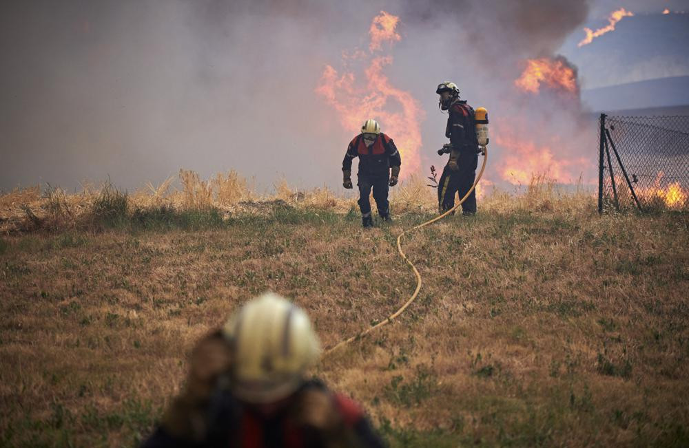 Lính cứu hỏa dập tắt đám cháy rừng ở Arraiza, miền Bắc Tây Ban Nha. Ảnh: AP.