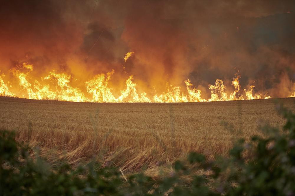 Ngọn lửa bốc cháy dữ dội trên một cánh đồng trong trận hỏa hoạn ở Arraiza, miền Bắc Tây Ban Nha. Ảnh: AP.