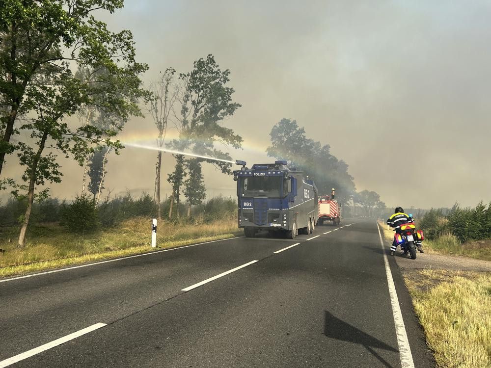 Một vòi rồng của cảnh sát đang dập đám cháy rừng ở Treuenbrietzen, Đức. Ảnh: AP.