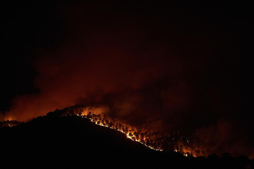Cây cối bốc cháy khi ngọn lửa và khói bao trùm đỉnh đồi trong vụ cháy rừng ở Artazu, miền Bắc Tây Ban Nha. Ảnh: AP.