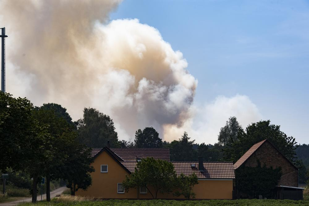 Một đám khói có thể được nhìn thấy từ xa không xa quận Frohnsdorf, Đức. Ảnh: AP.
