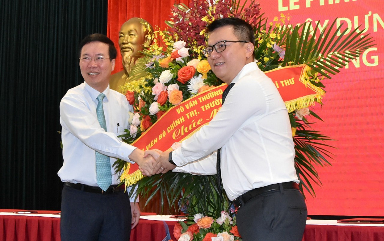Uỷ viên Bộ Chính trị, Thường trực Ban Bí thư tặng hoa chúc mừng những người làm báo cả nước nhân kỷ niệm 97 năm Ngày Báo chí cách mạng Việt Nam