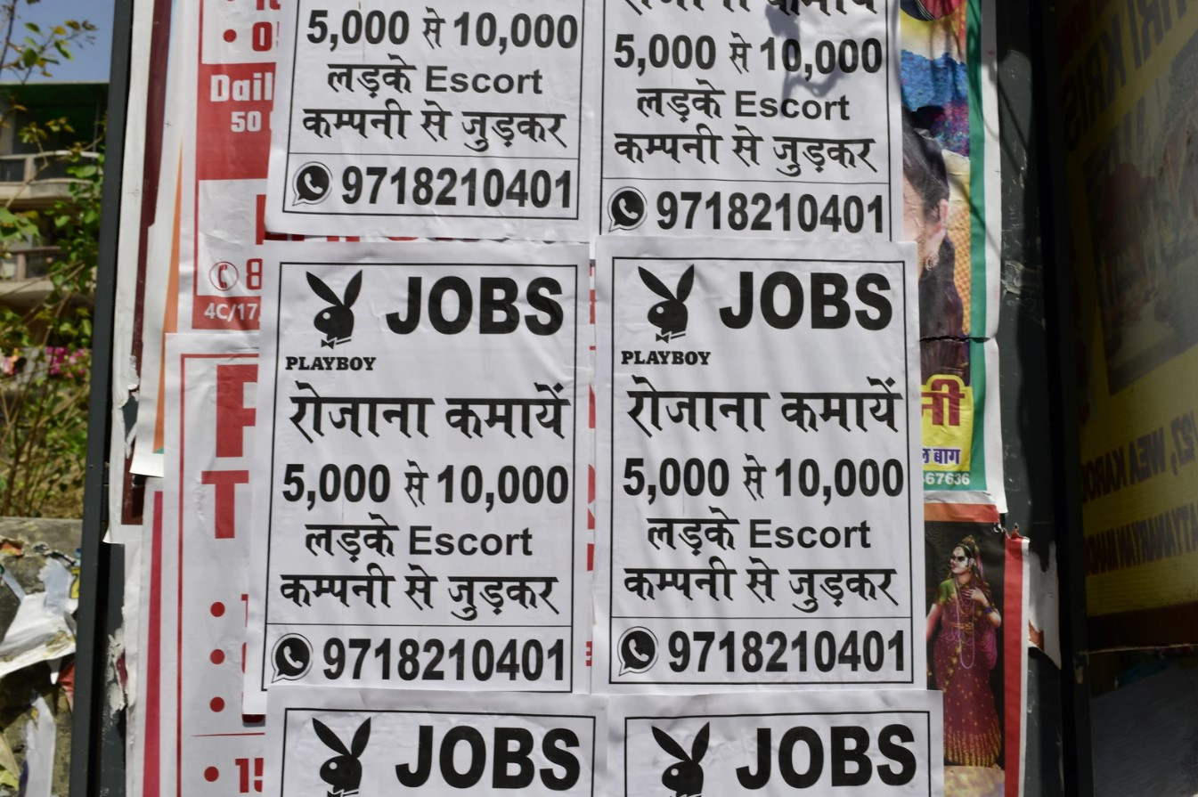Một tin tuyển dụng ở Delhi với mức lương hứa hẹn. Ảnh: VICE.