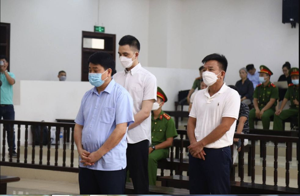 Bị cáo Nguyễn Đức Chung cùng đồng phạm tại phiên tòa xét xử. Ảnh: X.A.