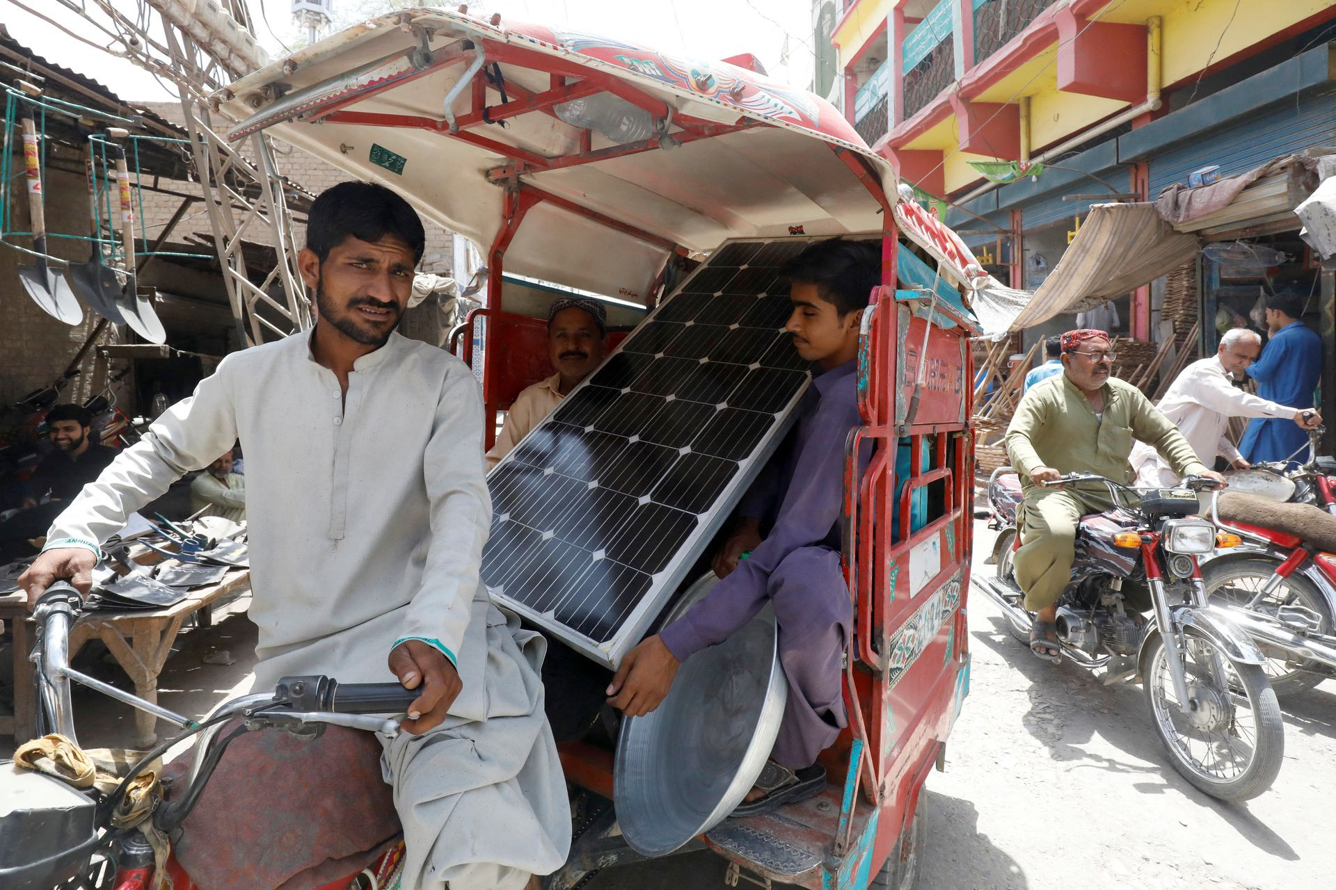 Năng lượng mặt trời là một giải pháp hoàn hảo cho cư dân Jacobabad. Ảnh: Reuters.