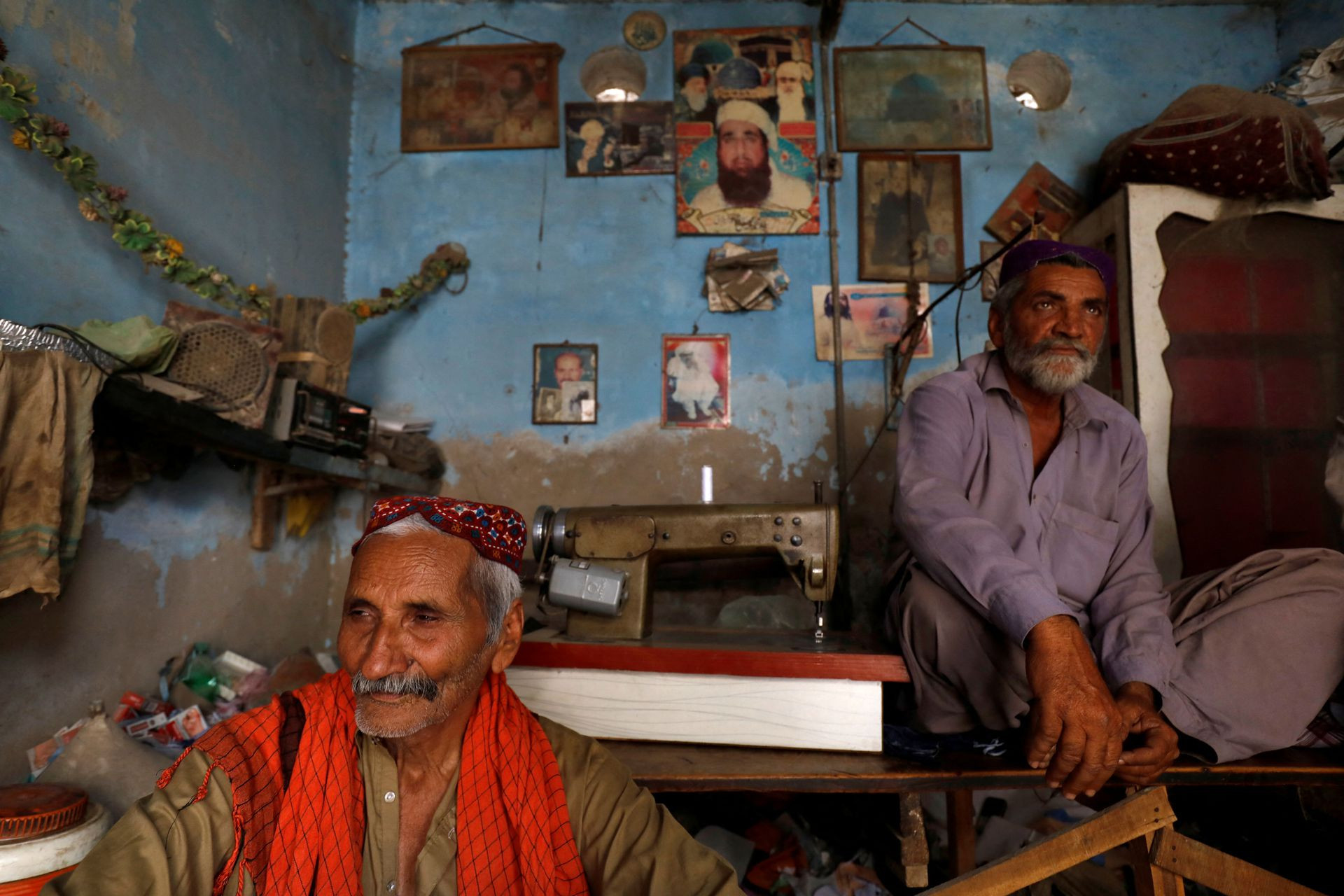 Những người đàn ông ngồi tránh nóng trong một tiệm may ở Jacobabad. Ảnh: Reuters.