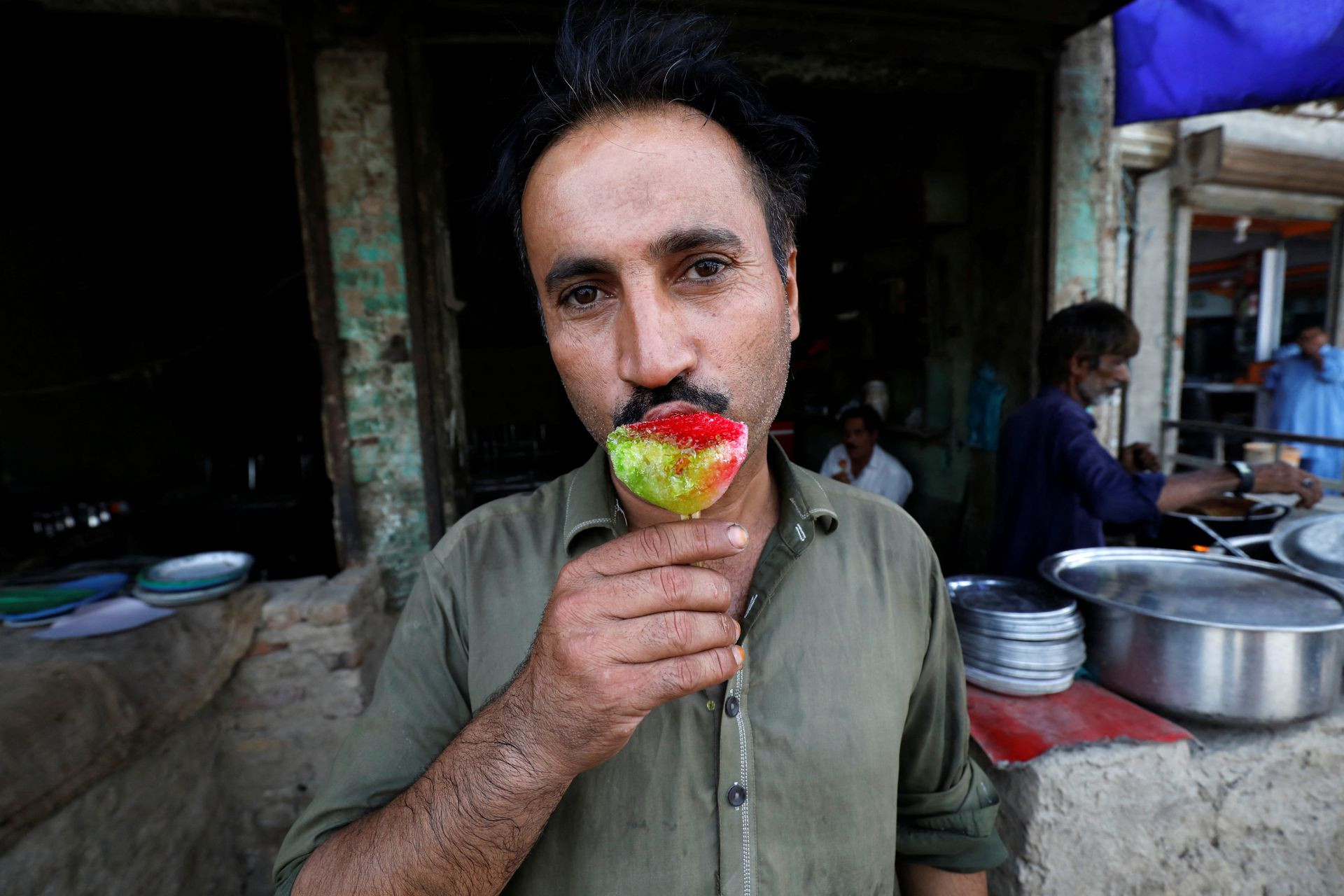 Người đàn ông ăn kem giải khát ở Jacobabad. Ảnh: Reuters.