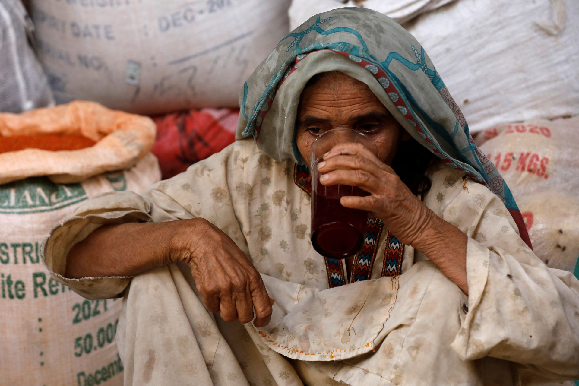 Một phụ nữ uống nước mận và me để giải khát ở Jacobabad. Ảnh: Reuters.